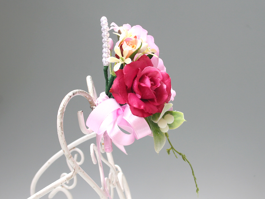 スイートピンク色のバラのコサージュ | Vertpalette.
